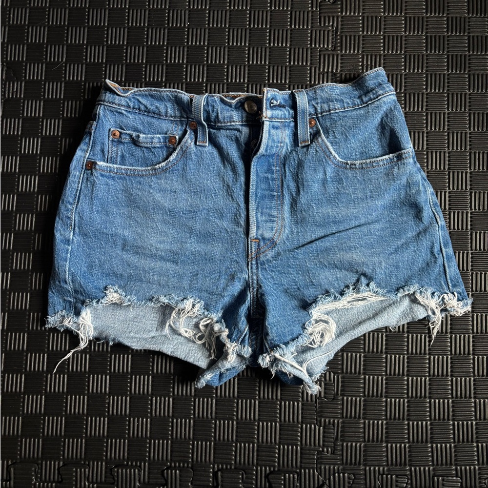 High-waisted women's vintage Levis. Class blue wash